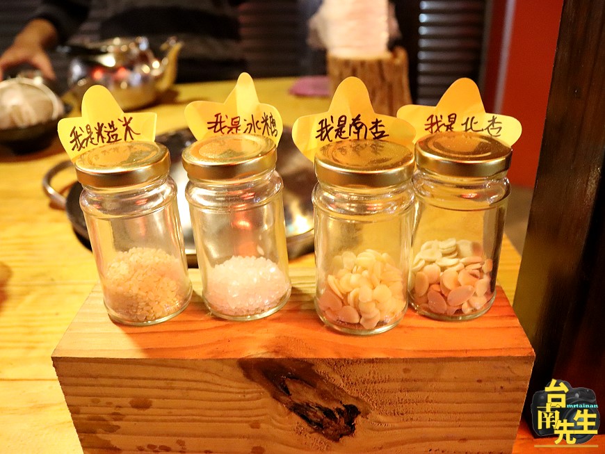 台南杏仁茶/晚上才營業只賣3小時/只賣一樣產品/每日限量60杯晚來喝不到/連網路地圖都找不到/炭火加熱甘醇香/天然食材熬煮/不含香精防腐劑