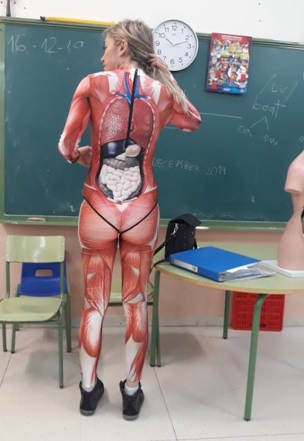 L'insegnante "rimuove la pelle" per insegnare anatomia agli studenti in Spagna