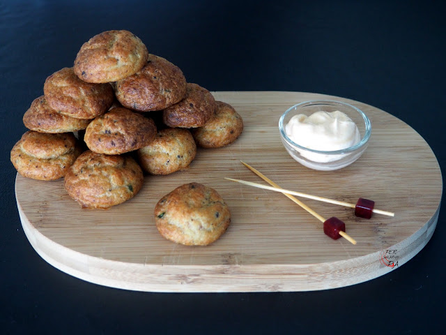 Buñuelos con masa de bacalao y morcilla de cebolla, presentados en dos cocciones, la tradicional fritura y la más ligera al horno 