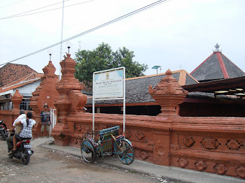 Masjid Merah Panjunan Cirebon- Wali Songo Menggunakannya untuk Menyebarkan Agama Islam