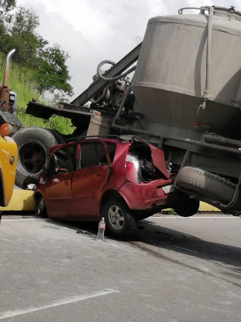 TERRIBLE | Gandola aplastó a un vehículo en la Autopista Francisco de Miranda