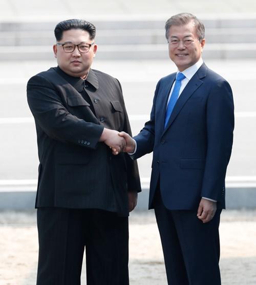 38度線で "南北朝鮮" (金と文) の握手！