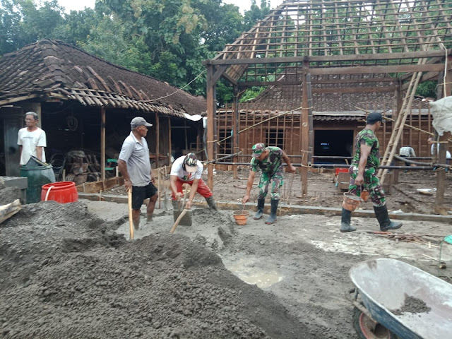 Karya Bhakti Rehab Rumah Wujud Kebersamaan TNI dengan Rakyat Karya Bhakti Rehab Rumah Wujud Kebersamaan TNI dengan Rakyat