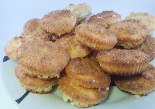 unos pasteles como magdalenas pero de coco