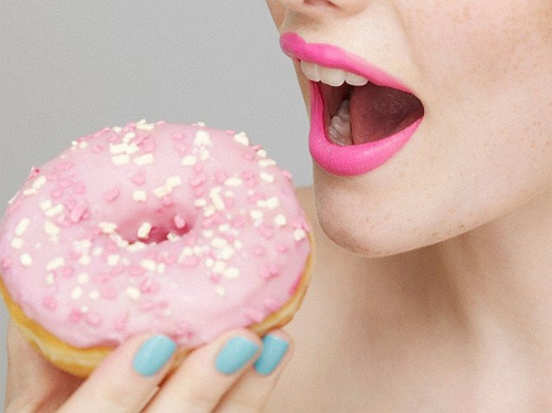 Large-hole cavities cause dangerous complications Eating too many sweets can cause tooth decay