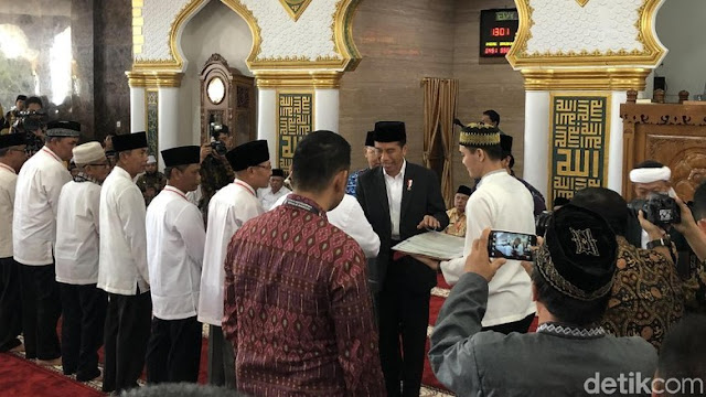 Jokowi Shalat Jumat dan Bagi-bagi Sertifikat Wakaf dalam Masjid di Bengkulu Jokowi Shalat Jumat dan Bagi-bagi Sertifikat Wakaf dalam Masjid di Bengkulu