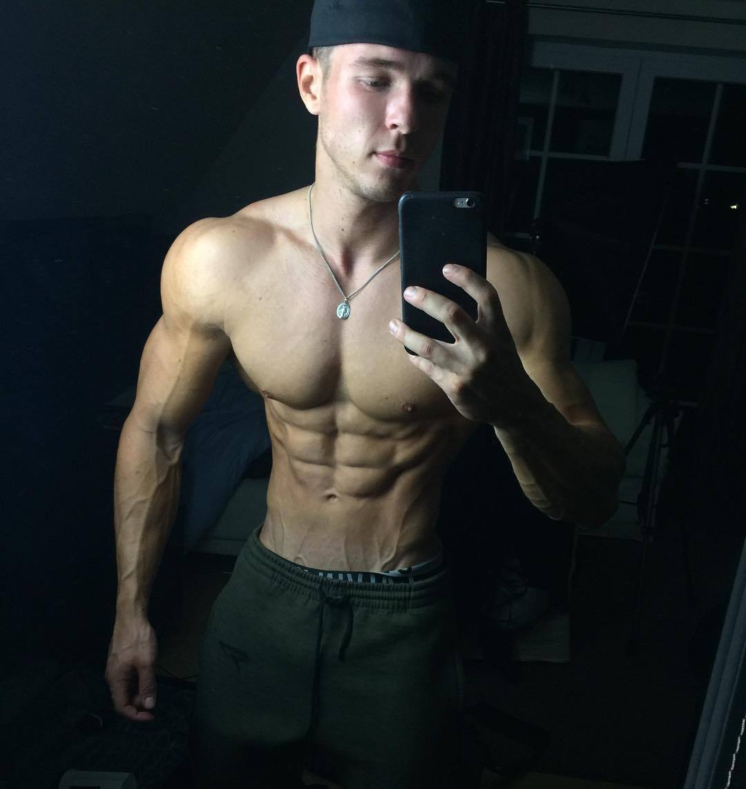 strong-young-shirtless-guy-joe-dahler-small-waist-bodybuilder-selfie