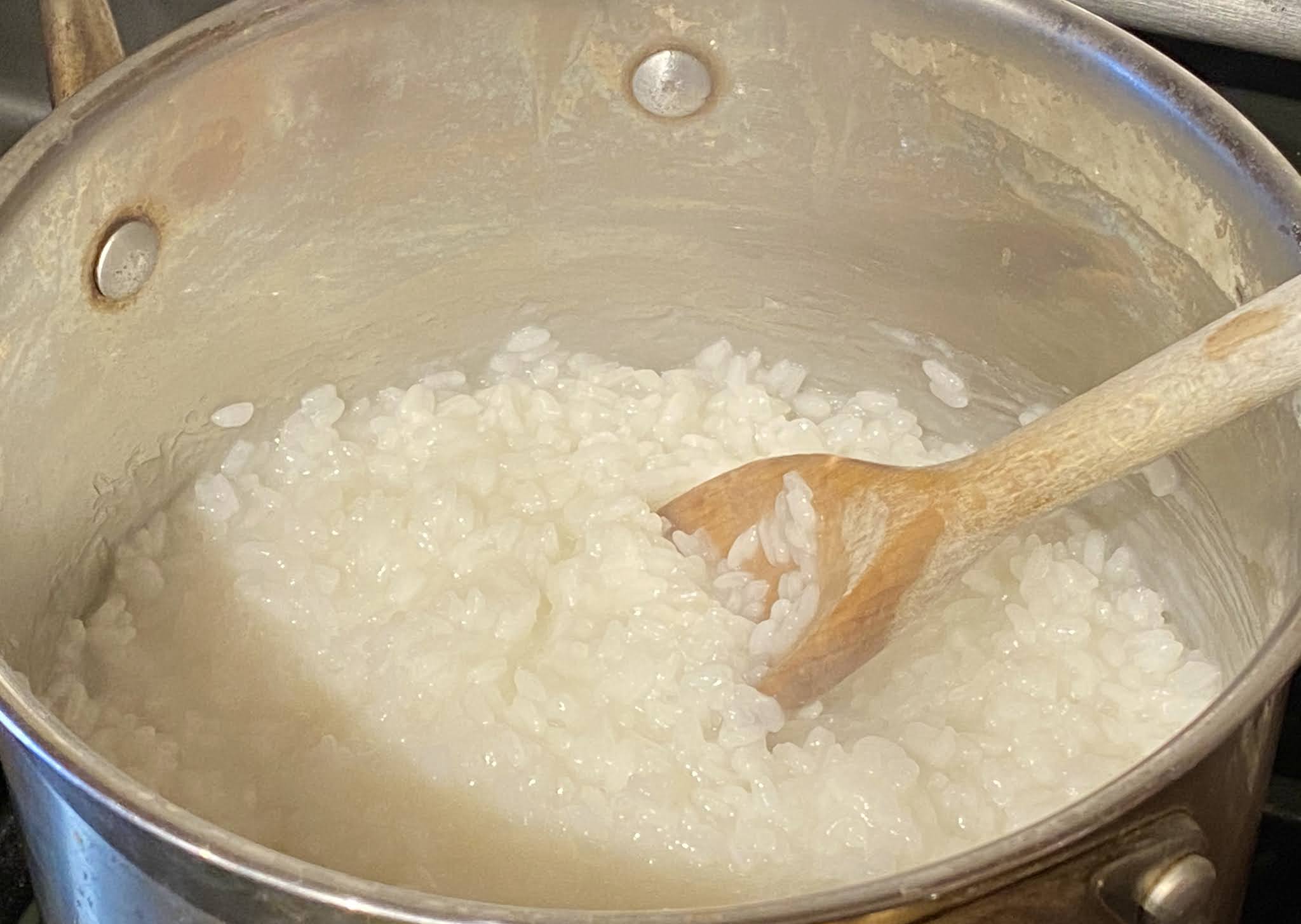 Рисовая каша на молоке в кастрюле. В какой пропорции с водой варить рис