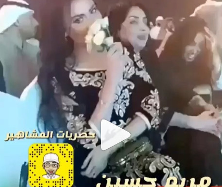 مريم حسين تفاجئ الفنان محمد عبده على المسرح بباقة ورد