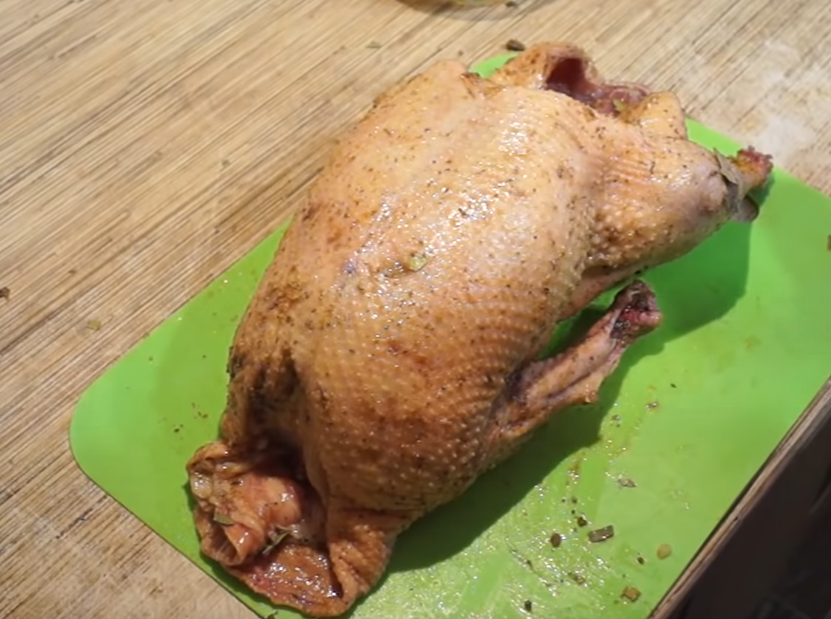 гусь в духовке целиком с хрустящей корочкой. фаршированный гусь в духовке. гусь жареный в духовке. гусь с яблоками в духовке целиком. гусь в духовке целиком.