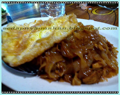 koay teow goreng telur mata