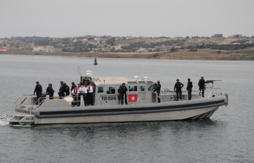 المهدية : جيش البحر ينقذ 11 شخصاً من الغرق المهدية : جيش البحر ينقذ 11 شخصاً من الغرق