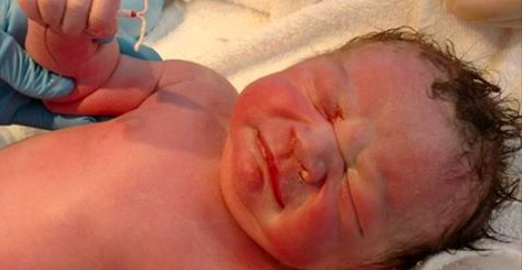 Devinez ce que ce bébé tenait dans sa main en venant au monde ?
