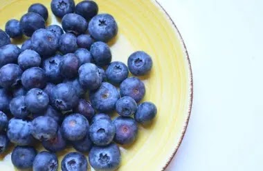 عصير توت ازرق: 10 فوائد صحية مثبتة للتوت الازرق
