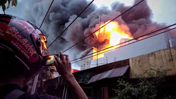 Toko Perabot di Kawasan Jalan Bandar Olo Padang Terbakar