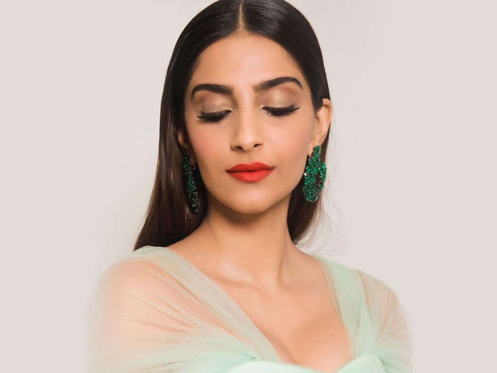 Actresses Sonam Kapoor after wedding photo Sonam Kapoor age Sonam