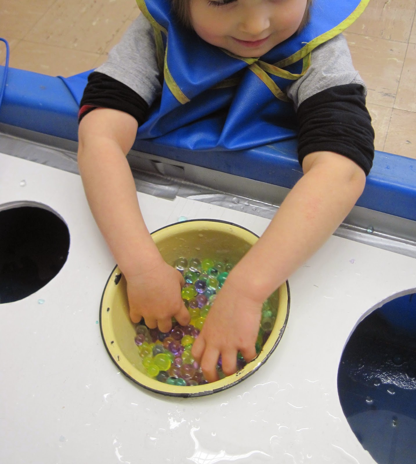 SAND AND WATER TABLES WATER BEADS 1