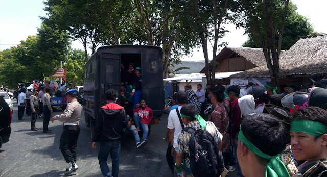 Demo Ahok, Polres Palopo Antar Pulang Demosntran dengan Mobil Patroli Demo Ahok, Polres Palopo Antar Pulang Demosntran dengan Mobil Patroli