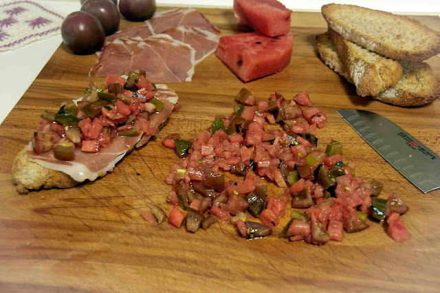 Tosta de jamón, tomate y sandia.