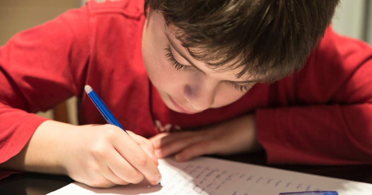 Ребенок пишет рисунок. Писающий мальчик мультяшка. Write action. Ребенок пишет на прозрачном фоне. Детская рука пишет.