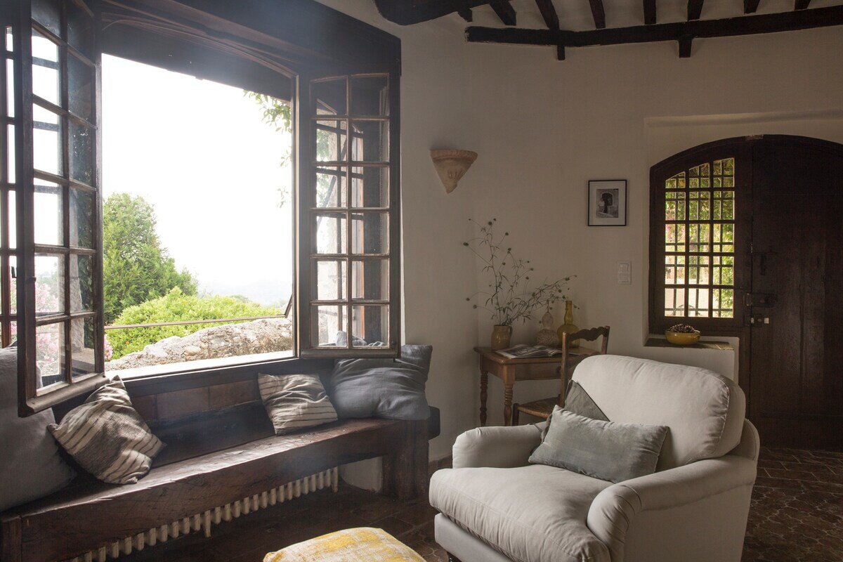 Estante singular e multiuso se torna peça-chave de apartamento