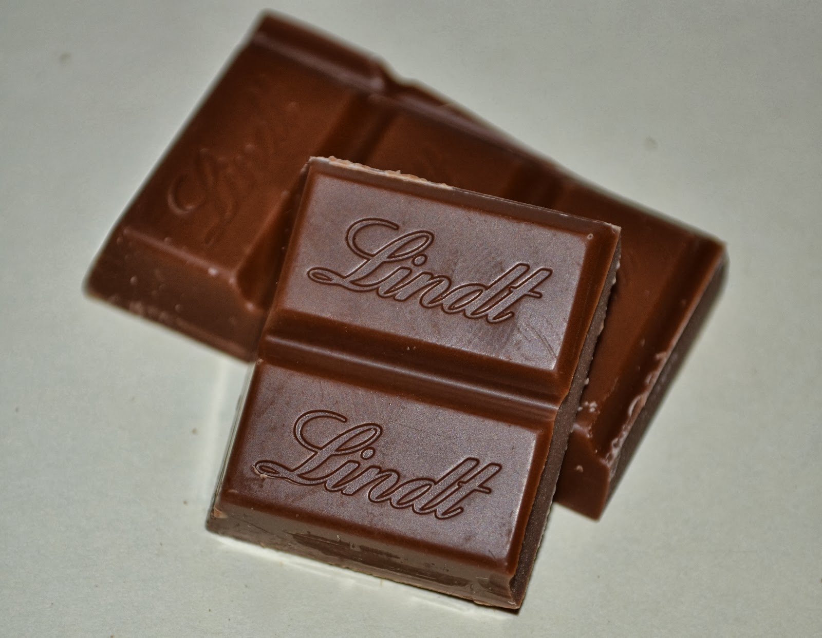chocolat-indulgence-lindt-swiss-classic-milk-chocolate