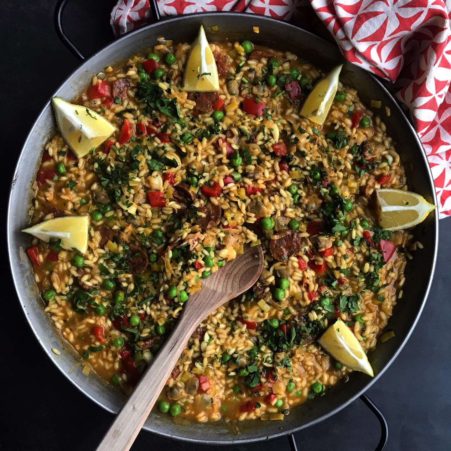 Paella met zeevruchten en chorizo