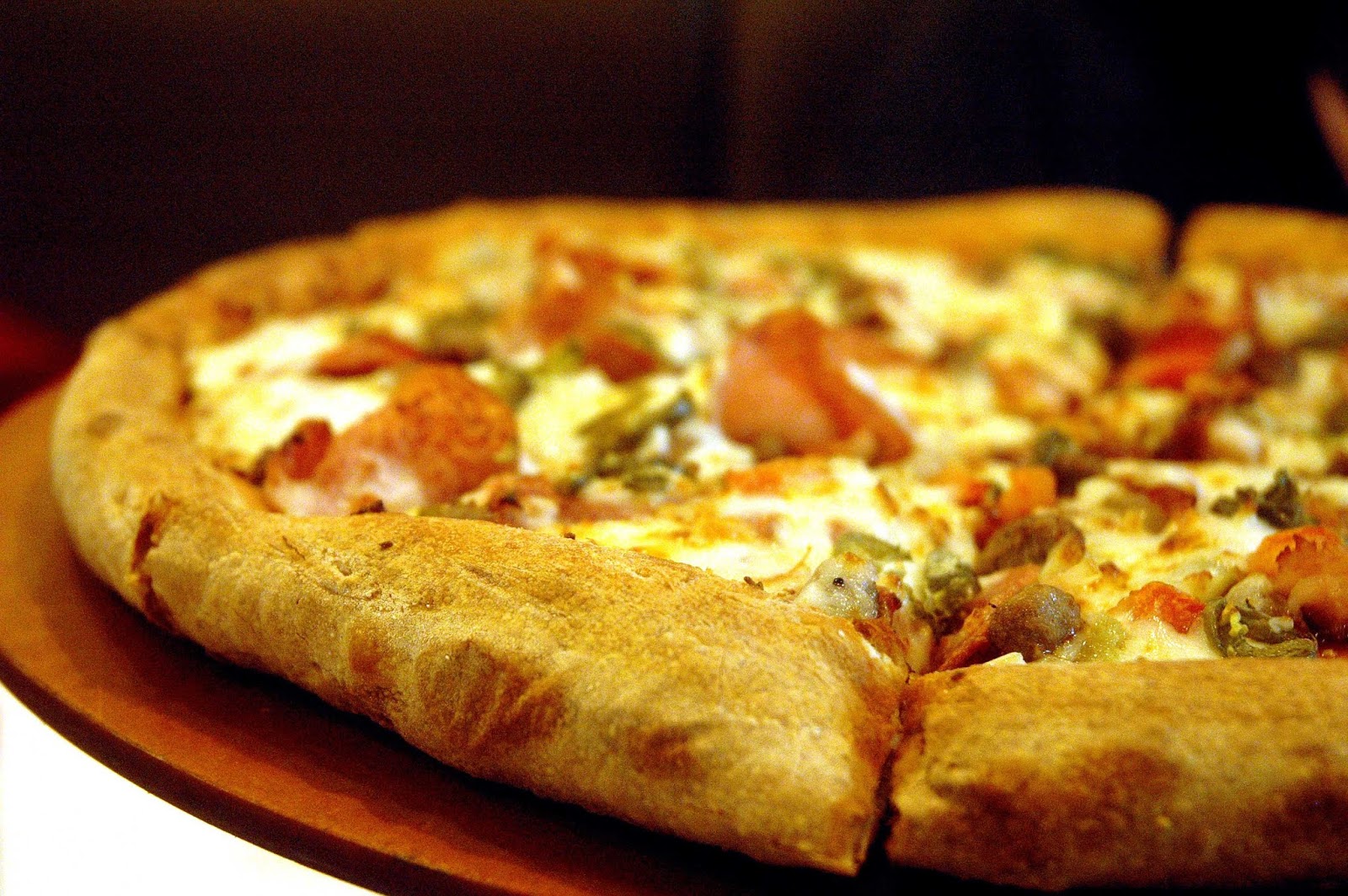 DUDE FOR FOOD Know Your Crust Different Types of Pizza Crust Explained