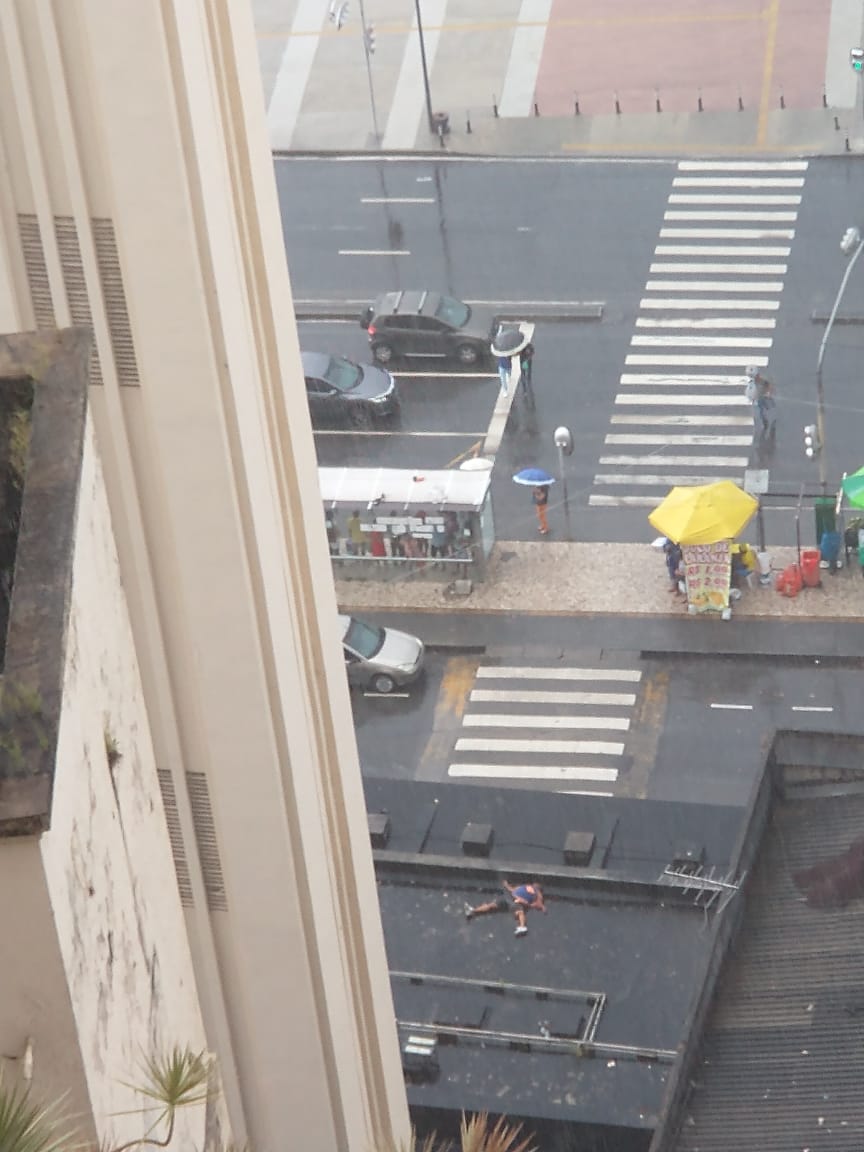 Homem Que Se Jogou Do Elevador