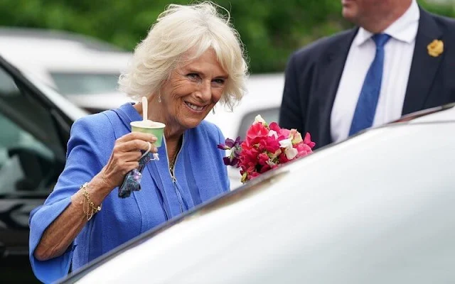 The Duchess of Cornwall visited Hay-on-Wye in Wales to celebrate the success of this year’s Hay Festival. The Duchess wore a blue cafan dress