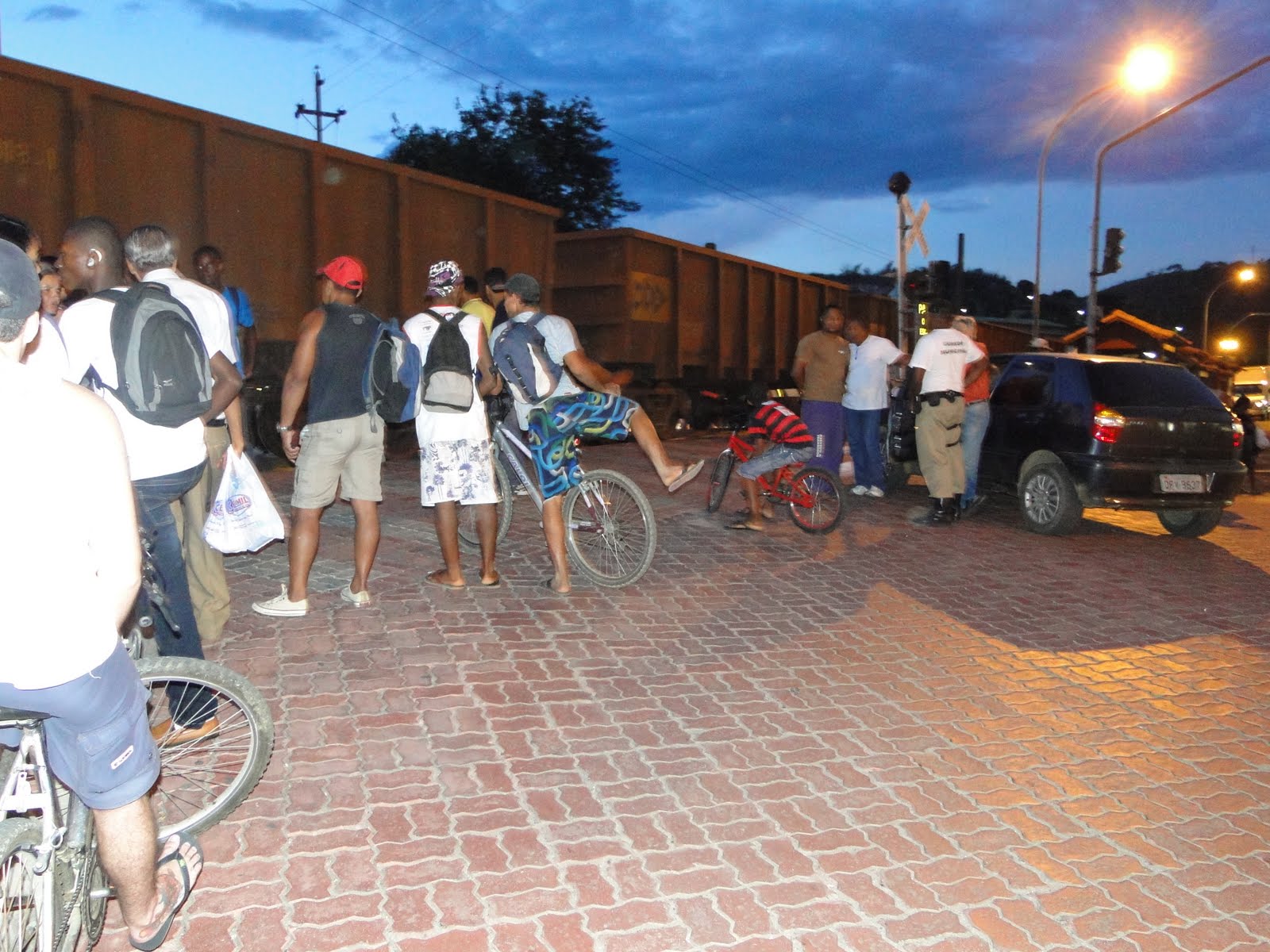 PS News: Homem tenta suicídio e se joga na frente do trem