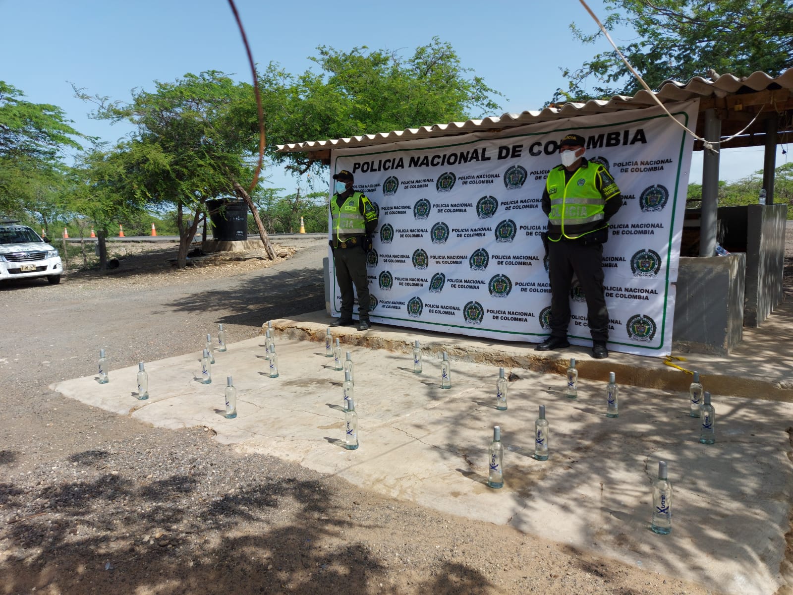 https://www.notasrosas.com/Setra realiza capturas e incauta licores y medicamentos, en vías de La Guajira