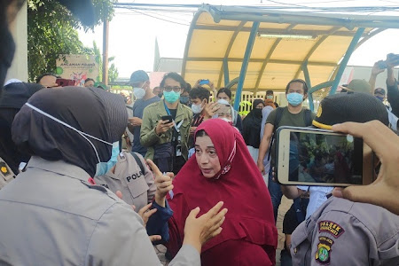   Polisi Larang Emak-emak Masuk ke Ruang Sidang Eksepsi Habib Rizieq 