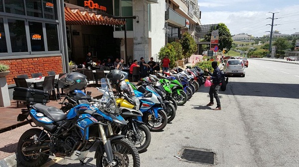 Motorcycle-gang-with-lots-of-powerful-bikes