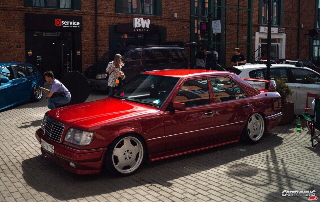 Tuning Mercedes-Benz W124 AMG Stance.