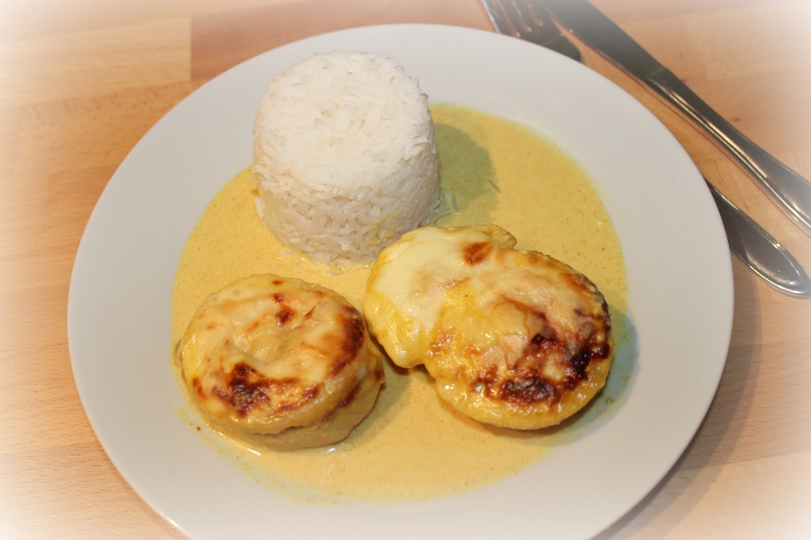 Lia Liebling: Hähnchensteaks Hawaii mit Curry-Kokos-Sauce