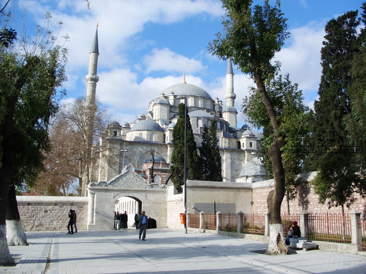 Мечеть фатиха в стамбуле. Мечеть завоевателя Стамбул. Мечеть Фатих. Фатих Стамбул.