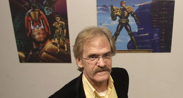 Carlos Ezquerra posa junto a su personaje en una exposición en Zaragoza - JOSÉ MIGUEL MARCO