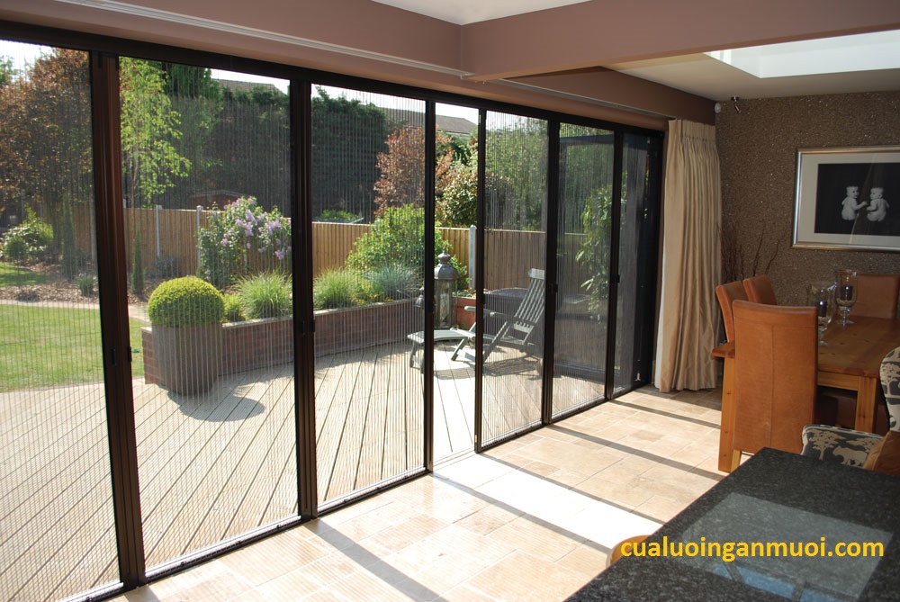 Vì sao chọn cửa lưới ngăn côn trùng Bi-fold-patio-doors-with-screens-look-great-and-save-from-too-intense-sunshine