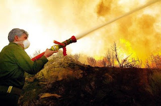 Κρήτη: Φωτιά στο χωριό Ροδάκινο - Δίνουν μάχη οι πυροσβεστικές δυνάμεις