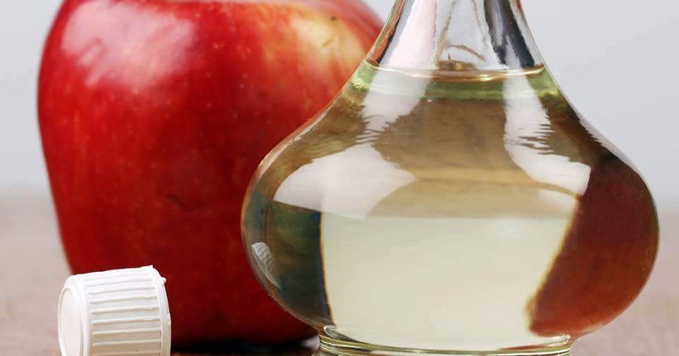 Яблоко в медицине. Яблоко выдавливают в стакан. Яблочный уксус Diet.