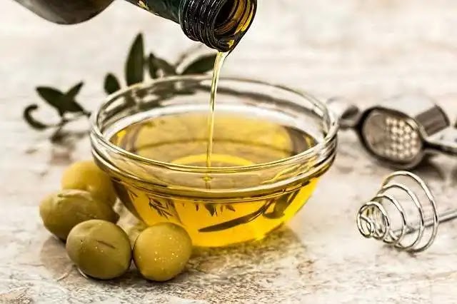 ما هو نظام كيتو دايت ؟ أنواعه وفوائده والآثار الجانبية له Olive-oil-968657_640_optimized