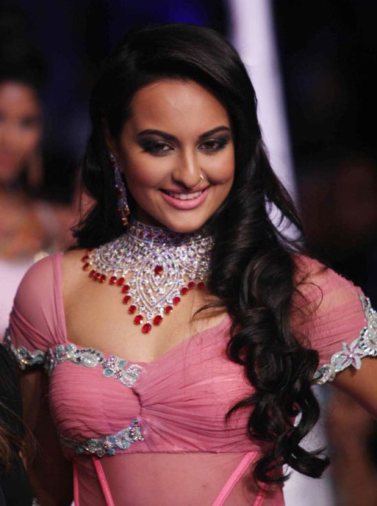 Sonakshi Sinha Hot Wallpapers Atozspicy 13884 Hot Sex Picture