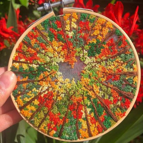 Ảnh thêu đưới tán cây mùa thu