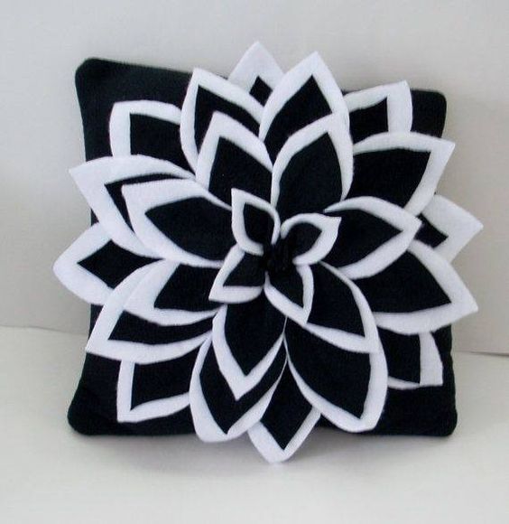 Aprende cómo hacer cojines con forma de flor usando fieltro lodijoella