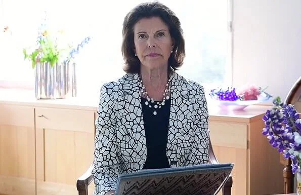 Queen Silvia took part in the online Samena Council Leaders Summit 2020 in Dubai. Queen wore a print jacket, and pearl necklace