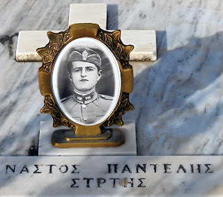 το στρατιωτικό νεκροταφείο του ελληνο - ιταλικού πολέμου στους Βουλιαράτες