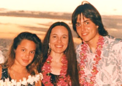 Angelina Jolie con su madre y hermano Foto de Angelina Jolie de niña con su mamá y hermano