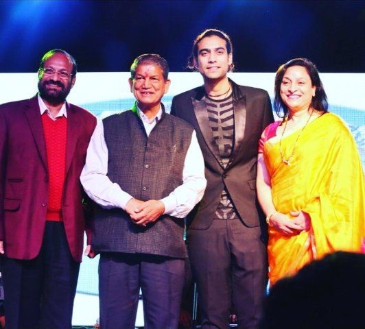 Jubin Nautiyal bersama orang tuanya dan Uttarakhand CM Harish Rawat