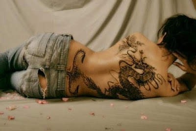 Tatuaje de dragón en la espalda de una mujer